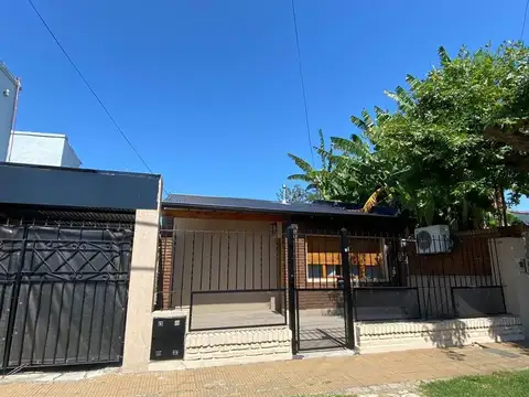 IMPECABLE CASA DE 3 AMBIENTES CON NUEVO VALOR Y RECICLADA A NUEVO EN VENTA QUILMES