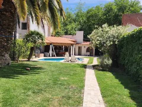 VENTA DE CASA 4 DORMITORIOS EN QUINTA SECCION MDZA