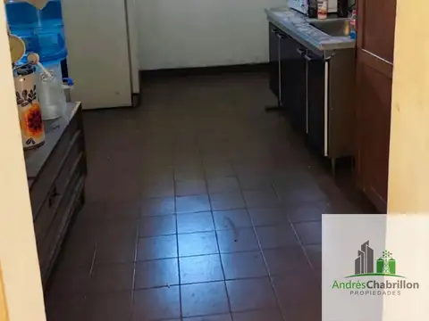 Salón comercial con amplias vidrieras y sistema de alarma – Ideal concesionaria