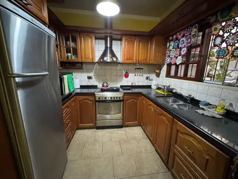 Casa 4 ambientes con 2 baños