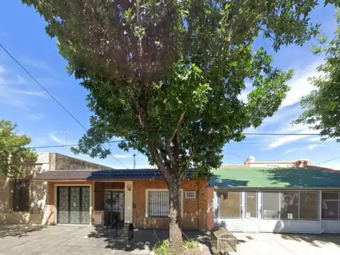 CASA EN VENTA EN PERGAMINO CON GARAJE Y GALPON