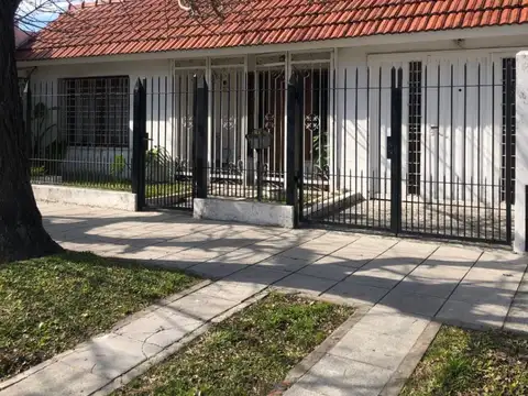 Casa en venta c/ cochera en Banfield