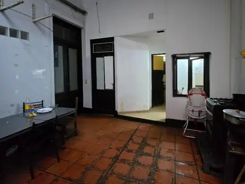 Edificio c/2 locales + 7 ambientes y 4 baños en altos