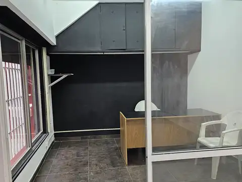 Casa en 2 plantas para refaccionar sobre lote propio de 8,66 x 20mts, 3 baños, gran terraza 