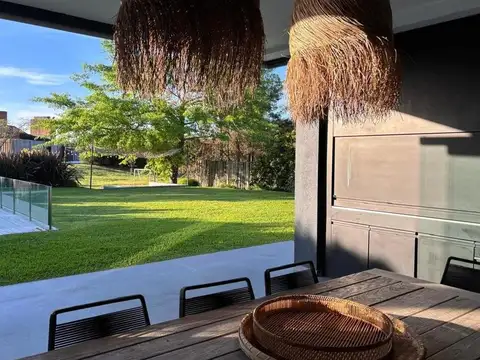 Casa en Venta con 3 cocheras