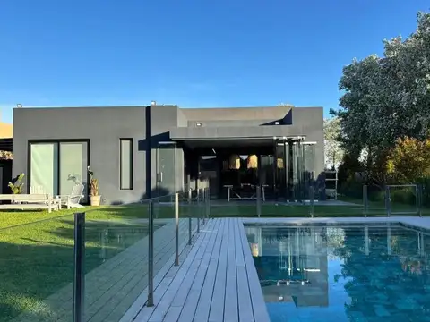 Casa 4 ambientes con 4 baños