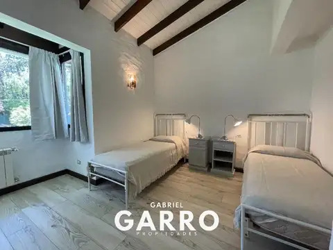 Hermosa casa para 10 personas con piscina. (Garaje cubierto)