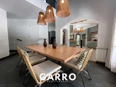 Casa en Alquiler con 5 cocheras