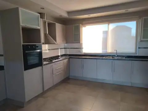 Casa en Alquiler con 2 cocheras