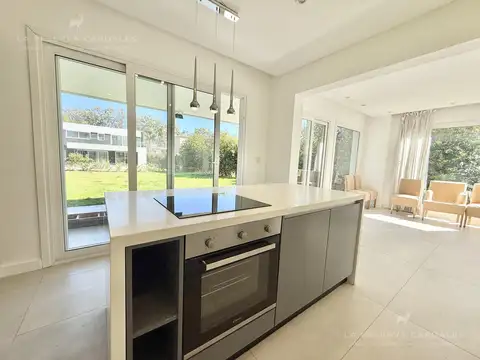 Casa en Alquiler con 2 cocheras