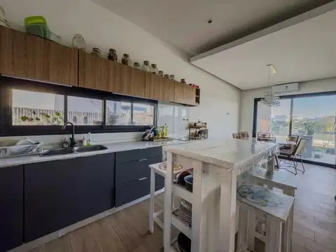 Casa 5 ambientes con 4 baños