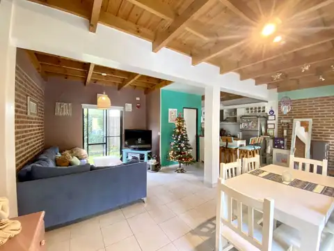Casa 4 ambientes con 2 baños