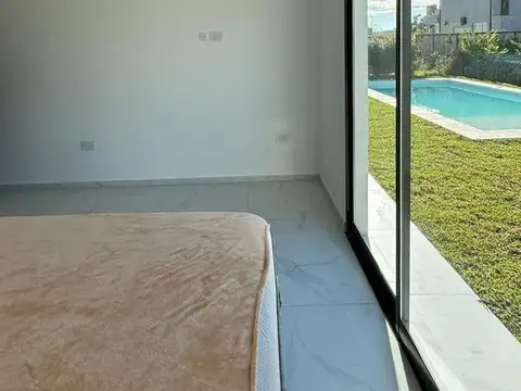 Casa en Alquiler con 4 cocheras