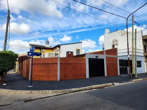 AMPLIA Y BONITA CASA 3 DORM., PARQUIZADO Y ENTRADA PARA AUTO