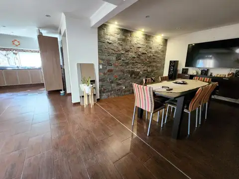 AMPLIA Y BONITA CASA 3 DORM., PARQUIZADO Y ENTRADA PARA AUTO