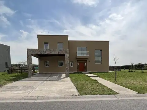 Casa de 4 ambientes con parque y piscina