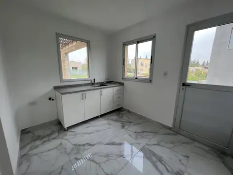 Casa de 4 ambientes con parque y piscina