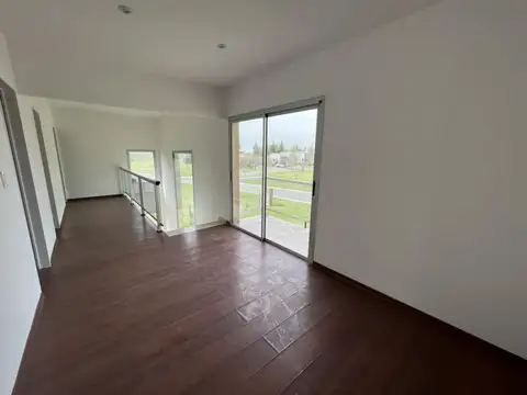 Casa de 4 ambientes con parque y piscina