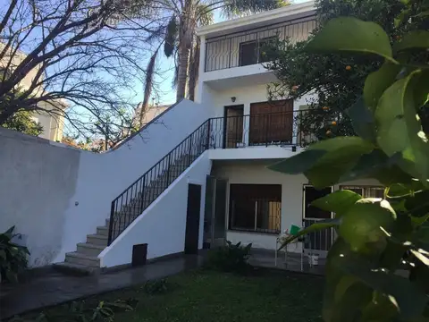 Sólida casa de excelente construcción en 3 plantas – Muy buena ubicación