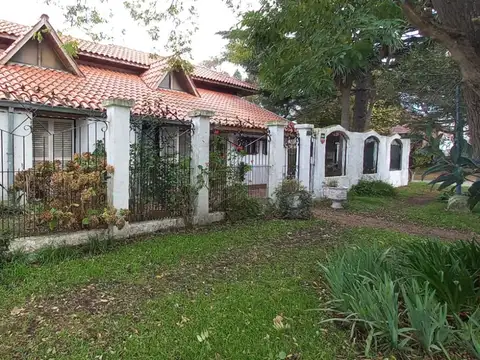 VENTA CASA 5 AMBIENTES 172 M2 GARAJE PARQUE LURO