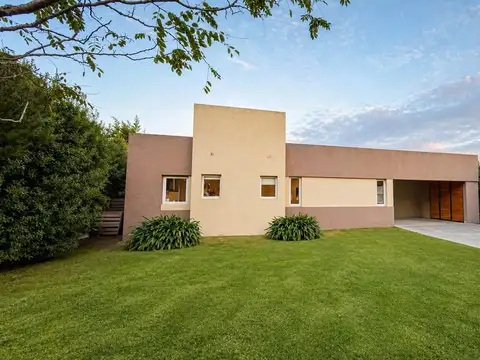 CASA 4 AMBIENTES BARRIO ARENAS DEL SUR