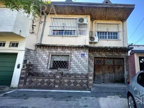 Venta casa para dos familias con cochera en Villa Dominico
