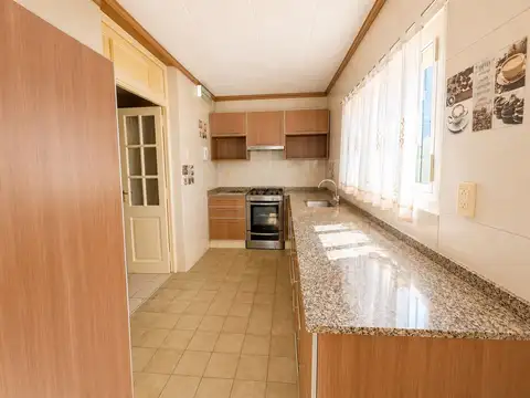 Casa en Venta con 3 cocheras
