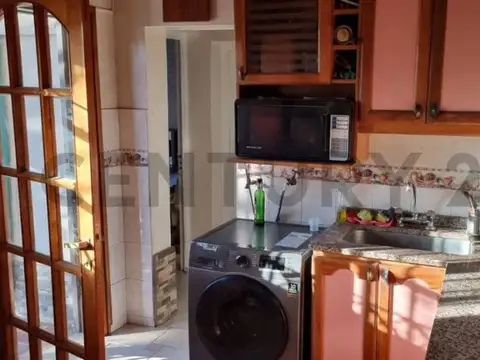 Casa 6 ambientes con 2 baños