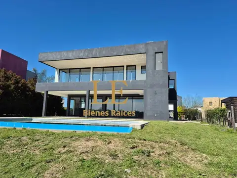 Casa en Venta con 6 cocheras