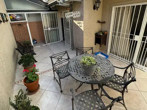 Excelente Dúplex 4 amb con patio y entrada de auto. A mts de Accesos y medios de transportes.