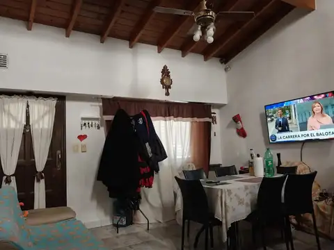CASA EN ESQUINA DE 4 AMBIENTES CON PATIO/ COCHERA CUBIERTA/ TERRAZA Y QUINCHO