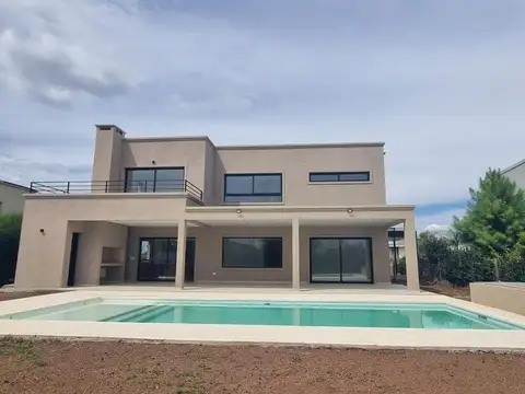 Casa en Venta con 5 cocheras
