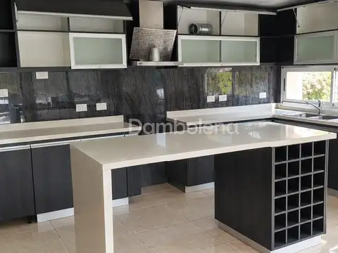 Casa 5 ambientes con 4 baños