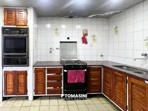 CHALET 5 AMB. EN 2 PLANTAS, PARQUE Y GARAGE + DEPTO. 2 AMB.
