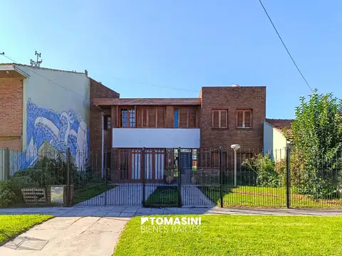 CHALET 5 AMB. EN 2 PLANTAS, PARQUE Y GARAGE + DEPTO. 2 AMB.