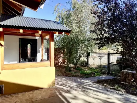 Casa de 5 amb. con cochera y jardín