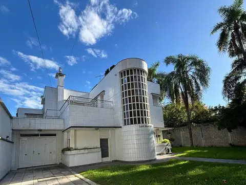 Casa en Venta con 3 cocheras
