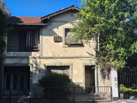 CASA EN 2 PLANTAS  5 AMB CORTE ANTIGUO CON FONDO - SOBRE LOTE PROPIO 8,66x26 ENTRADA DE AUTO y GGE