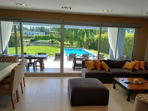 Casa en Venta con 5 cocheras