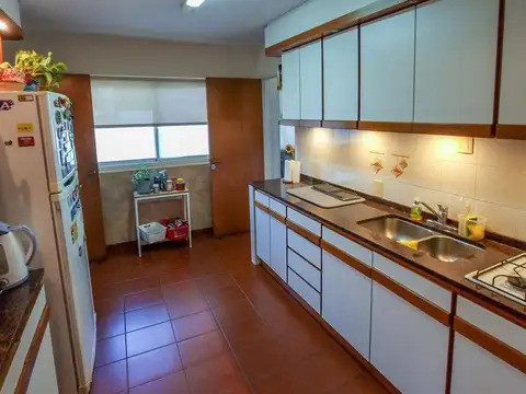 Departamento 8 ambientes con 2 baños
