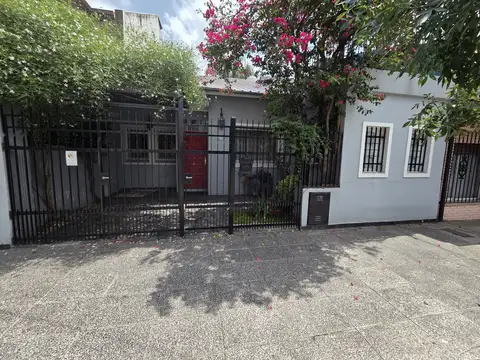 Casa ideal para 2 familias o en su defecto Vivienda familiar con estudio profesional ó consultorio. 