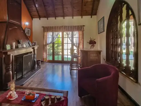 Casa 8 ambientes con 3 baños