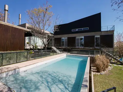 Casa 8 ambientes con 3 baños