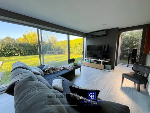 Casa en Alquiler con 1 cochera