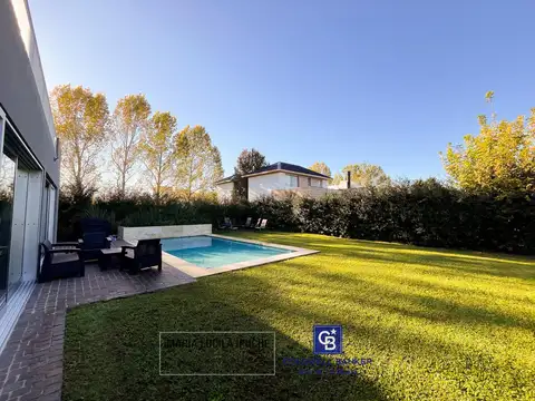 Casa 5 ambientes con 4 baños