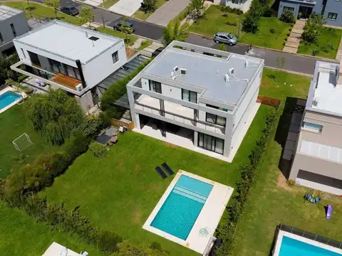 Casa en Ceibos, Puertos del Lago - Diseño Piscina y Full Equipamiento.
