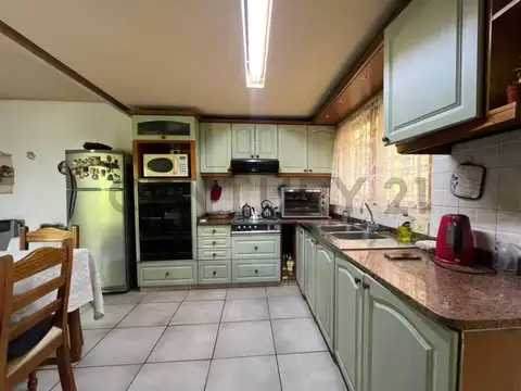 Almirante Brown 700, Piso 0