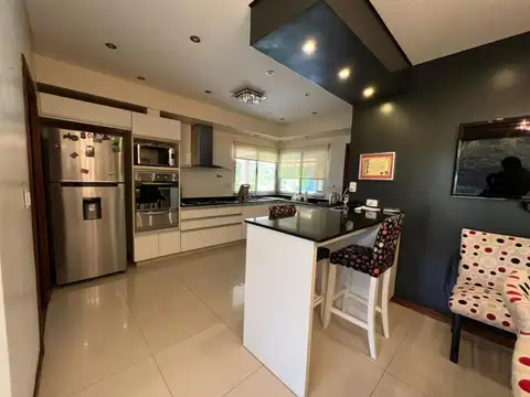 Casa en Alquiler con 1 cochera
