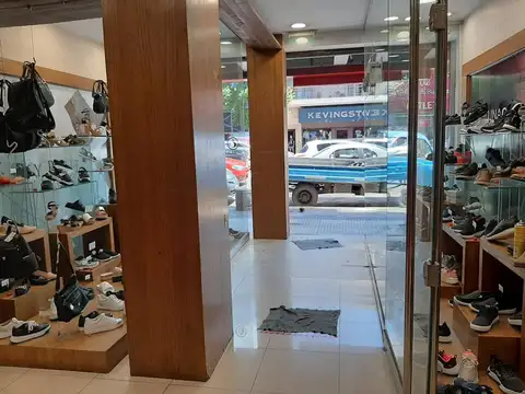 Excelente local sobre Avenida Córdoba.