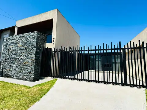 Casa en Remolcador Guarani 1000 de cuatro ambientes con piscina 
